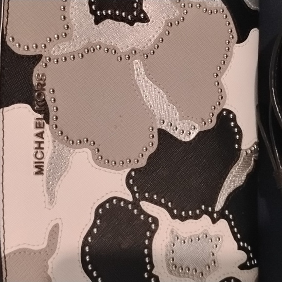 MICHEAL KORS FLOWER CROSSBODY - Picture 2 of 11